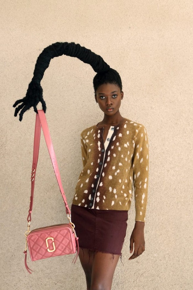 Laetitia mengatakan ketika dia tahu bahwa hasil karya dari rambutnya itu banyak menginspirasi orang lain, dia lalu berusaha untuk membagikan pesan-pesan yang menurutnya penting kepada orang lain melalui hasil karya yang diunggahnya di media sosial itu. Laetitia juga menambahkan bahwa dia ingin menggunakan hasil karyanya itu untuk mempromosikan Afrika dan orang-orang kulit hitam. Foto: Instagram @laetitiaky