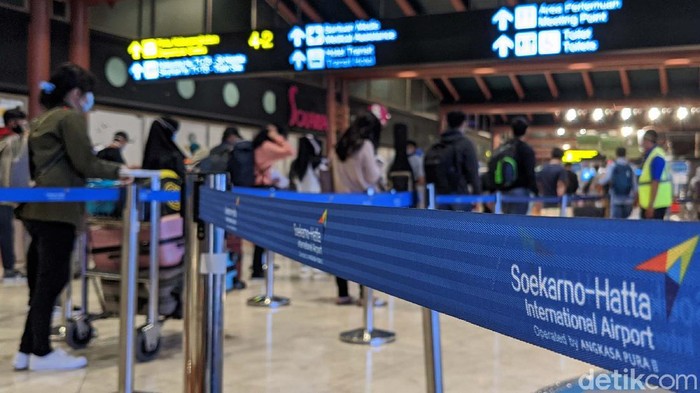 Bandara Soekarno-Hatta terpantau ramai jelang libur Idul Adha yang jatuh besok, Jumat (31/7/2020). Begini potret Bandara Soetta yang penuh penumpang.