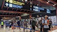 Para penumpang mengantre di terminal keberangkatan.