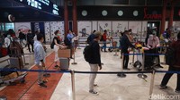 Antrean dilakukan dengan tetap menjaga jarak.