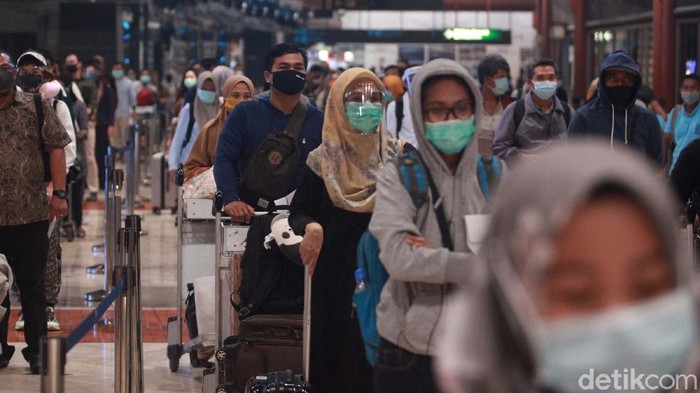 Bandara Soekarno-Hatta terpantau ramai jelang libur Idul Adha yang jatuh besok, Jumat (31/7/2020). Begini potret Bandara Soetta yang penuh penumpang.