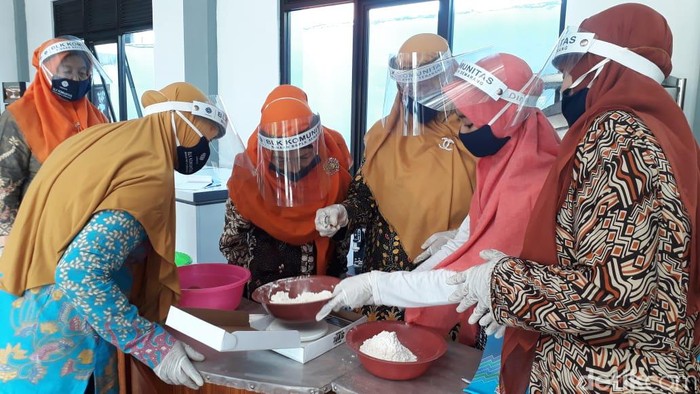 Makanan klepon hijrah buatan santri Ponpes Al Mawaddah, Kudus Makanan klepon hijrah buatan santri Ponpes Al Mawaddah, Kudus