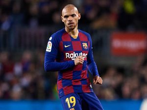 So Sweet, Striker Barca Ini Turun dari Mobil Berswafoto Bareng Fans Difabel