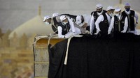 Petugas tengah mengganti kain kiswah yang menutpi Kabah.