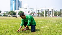 Seorang petugas merapikan jarak untuk shalat Idul Adha 1441 Hijriah di lapangan Masjid Agung Al-Azhar, Jakarta. ANTARA FOTO/Nova Wahyudi.