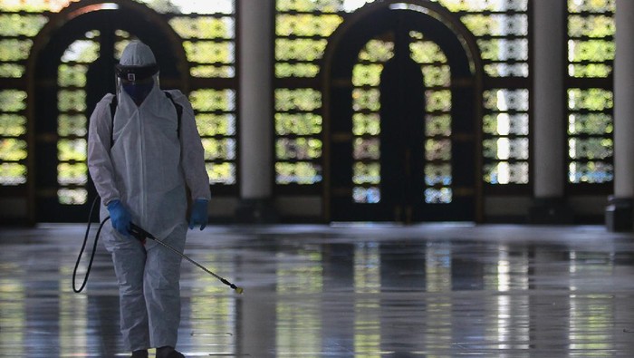 Sejumlah daerah mulai mempersiapkan lokasi pelaksanaan salat Idul Adha. Pelaksanaan salat Id pun akan menerapkan protokol kesehatan guna cegah COVID-19.