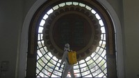 Penyemprotan cairan disinfektan tersebut sebagai bentuk upaya untuk mencegah penyebaran COVID-19 menjelang pelaksanaan shalat Idul Adha 1441 Hijriah. ANTARA FOTO/Moch Asim.