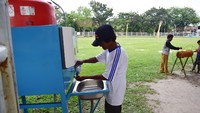 Seorang petugas memeriksa kesiapan alat cuci tangan di Lapangan Bukit yang jadi salah satu lokasi ibadah shalat pada Hari Raya Idul Adha saat pandemi COVID-19, di Kota Pekanbaru, Riau, Kamis (30/7/2020). ANTARA FOTO/FB Anggoro.