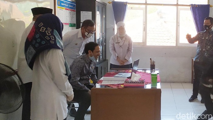 Mendikbud Nadiem Makarim meninjau sekolahan di Bogor (Rahel Narda Chaterine/detikcom)