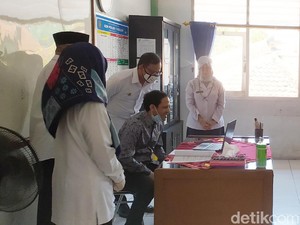 Nadiem Tinjau SDN di Bogor Lalu Sapa Siswa Online: Sudah Kangen Sekolah?