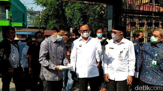 Mendikbud Nadiem Makarim meninjau sekolahan di Bogor (Rahel Narda Chaterine/detikcom)