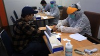 Layanan rapid test pun tersedia bagi para calon penumpang di stasiun tersebut.