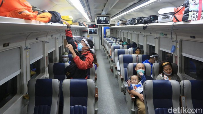 Stasiun Gambir ramai oleh pemudik yang hendak pulang ke kampung halaman. Mereka memilih untuk mudik agar dapat merayakan Idul Adha bersama keluarga.