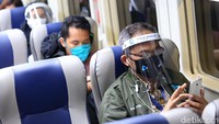 Penerapan protokol kesehatan mulai dari mengenakan masker hingga face shield atau pelindung wajah wajib dipatuhi oleh para penumpang kereta api yang hendak mudik ke kampung halaman.