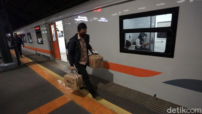 Stasiun Gambir ramai oleh pemudik yang hendak pulang ke kampung halaman. Mereka memilih untuk mudik agar dapat merayakan Idul Adha bersama keluarga.