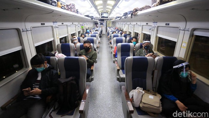 Stasiun Gambir ramai oleh pemudik yang hendak pulang ke kampung halaman. Mereka memilih untuk mudik agar dapat merayakan Idul Adha bersama keluarga.
