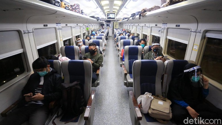 Menengok Suasana Mudik Idul Adha di Stasiun Gambir Stasiun Gambir ramai oleh pemudik yang hendak pulang ke kampung halaman. Mereka memilih untuk mudik agar dapat merayakan Idul Adha bersama keluarga.