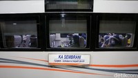 Sejumlah penumpang mulai menaiki gerbong kereta yang siap untuk melakukan perjalanan dari Jakarta menuju Surabaya di Stasiun Gambir, Kamis (30/7/2020).