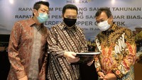Dalam RUPSLB hari ini, para pemegang saham MDKA menyepakati untuk melakukan pembelian kembali saham atau buyback sebanyak-banyaknya 2% saham dari seluruh modal ditempatkan dan disetor penuh perseroan dengan alokasi dana maksimal Rp 568 miliar dilaksanakan secara bertahap sampai paling lama 18 bulan.