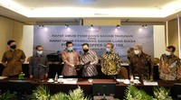 Presiden Direktur PT Merdeka Copper Gold Tbk (MDKA) Tri Boewono (ketiga kiri) bersama dengan Komisaris MDKA Garibaldi Thohir (tengah), Direktur MDKA Michael Soeryadjaya (kiri), Direktur Independen MDKA Chrisanthus Supriyo (kedua kiri), Komisaris MDKA Heri Sunaryadi (ketiga kanan), Komisaris Independen MDKA Budi Bowoleksono (kedua kanan), dan Komisaris Independen MDKA M. Munir (kanan) berfoto bersama saat Rapat Umum Pemegang Saham Tahunan dan Luar Biasa (RUPST dan RUPSLB) di Jakarta, Rabu (29/7).
