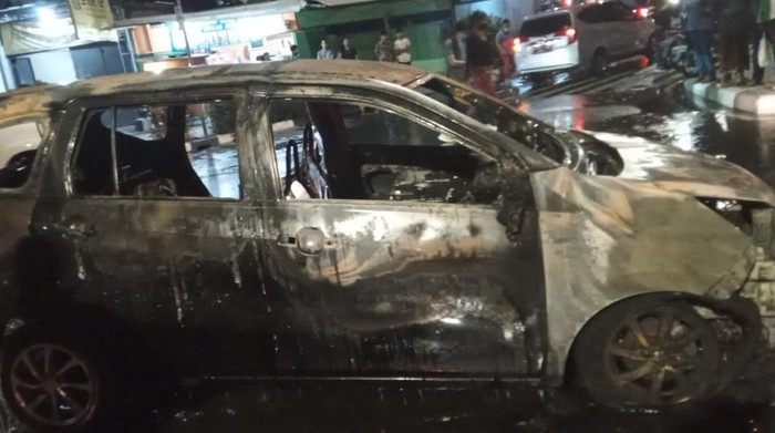 Mobil terbakar di Jakarta Barat