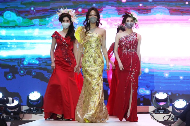 Para model tampil di 2020 Korea Mask Fashion Show dengan memakai masker. Fashion show digelar di Hotel Riverside, Seoul, Korea Selatan (24/7/2020). foto: Chung Sung-Jun/Getty Images.