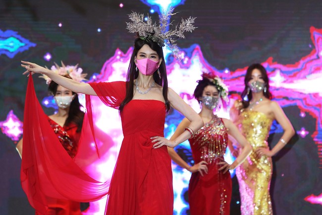 Para model tampil di 2020 Korea Mask Fashion Show dengan memakai masker. Fashion show digelar di Hotel Riverside, Seoul, Korea Selatan (24/7/2020). foto: Chung Sung-Jun/Getty Images.