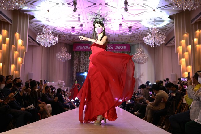 Para model tampil di 2020 Korea Mask Fashion Show dengan memakai masker. Fashion show digelar di Hotel Riverside, Seoul, Korea Selatan (24/7/2020). foto: Chung Sung-Jun/Getty Images.