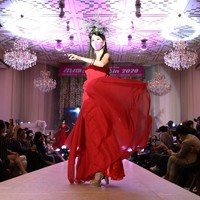 Para model tampil di 2020 Korea Mask Fashion Show dengan memakai masker. Fashion show digelar di Hotel Riverside, Seoul, Korea Selatan (24/7/2020). foto: Chung Sung-Jun/Getty Images.