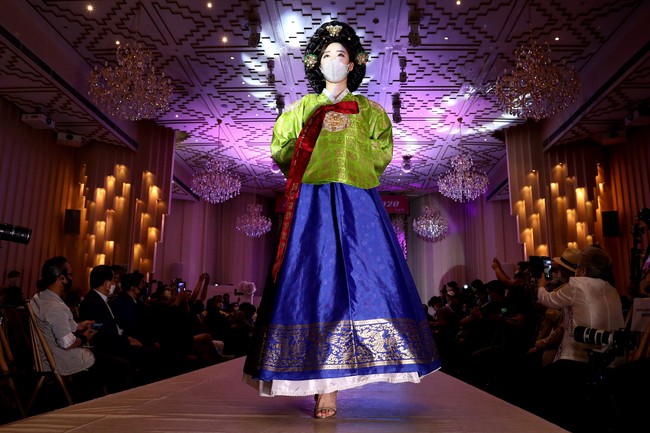 Para model tampil di 2020 Korea Mask Fashion Show dengan memakai masker. Fashion show digelar di Hotel Riverside, Seoul, Korea Selatan (24/7/2020). foto: Chung Sung-Jun/Getty Images.
