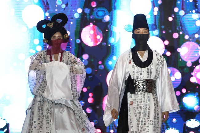 Para model tampil di 2020 Korea Mask Fashion Show dengan memakai masker. Fashion show digelar di Hotel Riverside, Seoul, Korea Selatan (24/7/2020). foto: Chung Sung-Jun/Getty Images.