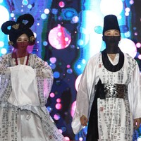 Para model tampil di 2020 Korea Mask Fashion Show dengan memakai masker. Fashion show digelar di Hotel Riverside, Seoul, Korea Selatan (24/7/2020). foto: Chung Sung-Jun/Getty Images.