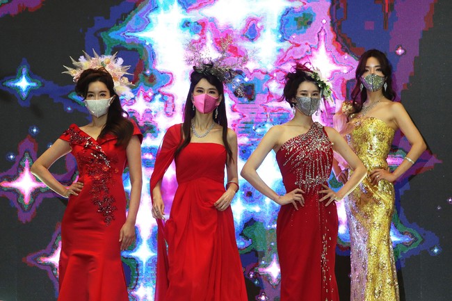 Para model tampil di 2020 Korea Mask Fashion Show dengan memakai masker. Fashion show digelar di Hotel Riverside, Seoul, Korea Selatan (24/7/2020). foto: Chung Sung-Jun/Getty Images.