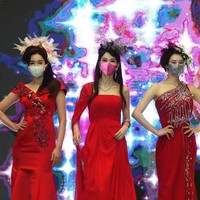 Para model tampil di 2020 Korea Mask Fashion Show dengan memakai masker. Fashion show digelar di Hotel Riverside, Seoul, Korea Selatan (24/7/2020). foto: Chung Sung-Jun/Getty Images.