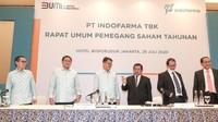 Direktur Utama PT Indofarma Tbk. Arief Pramuhanto (tengah) berbincang dengan Direktur Produksi dan Supply Chain Eko Dodi Santosa (kiri) dan Direktur Keuangan dan Human Capital Herry Triyanto (kanan) seusai Hasil RUPST.