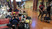 Mereka beralasan harga relatif lebih murah dan kemungkinan delay sedikit.
