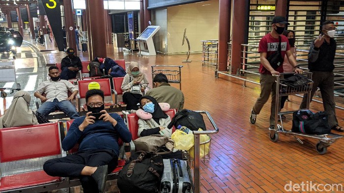 Sebagian penumpang menyukai jadwal penerbangan pagi. Konsekuensinya, mereka harus bangun dini hari. Wajah mengantuk pun tidak terhindarkan.