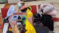 Para calon penumpang masih terlihat terkantuk-kantuk saat menunggu pesawat pagi di Terminal 2 Bandara Soekarno-Hatta, Tangerang, Banten, Kamis (30/7/2020).