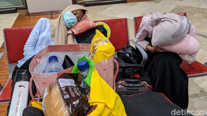 Muka-muka Bantal Para Pemburu Pesawat Pagi Sebagian penumpang menyukai jadwal penerbangan pagi. Konsekuensinya, mereka harus bangun dini hari. Wajah mengantuk pun tidak terhindarkan.