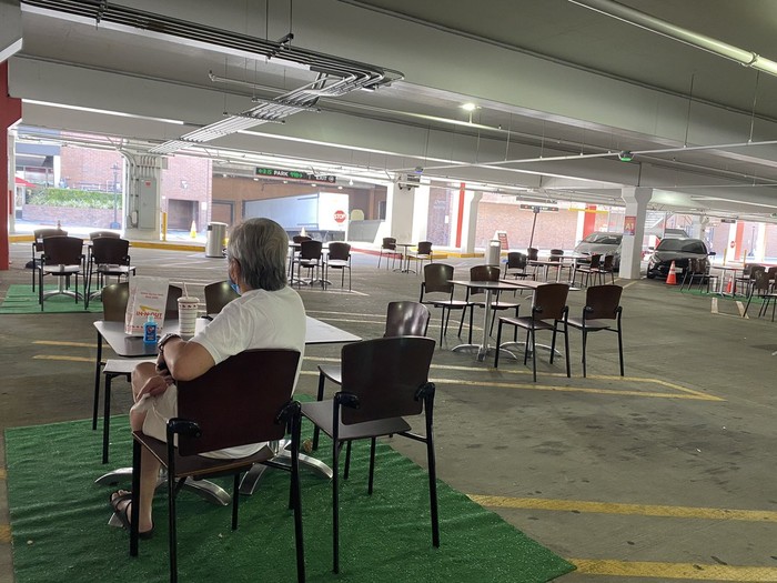 Parkiran Jadi Tempat Makan