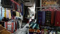 Akibatnya, para pedagang pernak-pernik dan peralatan haji dan umroh mengalami penurunan penjualan, khususnya para pedagang di Pasar Tanah Abang, Jakarta Pusat.