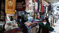 Toko-toko ini menjual air zam-zam, kurma, kacang-kacang dari Arab Saudi, suvenir seperti set cangkir, tasbih, parfum, peci, dan sebagainya.
