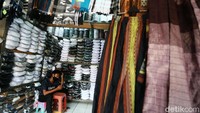 Dengan kondisi penjualan yang sepi, para pedagang mengurangi kegiatan re-stock barang dari setiap hari dipasok, kini hanya 1-2 minggu sekali.