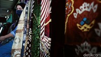 Para pedagang menjerit karena sepinya pembeli oleh-oleh maupun perlengkapan Haji di tahun ini.