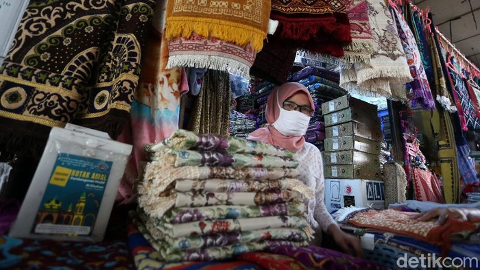Pedagang Pernak-pernik Haji Menjerit di Masa Pandemi Pedagang pernak-pernik dan peralatan haji dan umroh di Tanah Abang, Jakarta. terkena imbas pembatalan keberangkatan Haji. Omzet mereka menurun hingga 80%.
