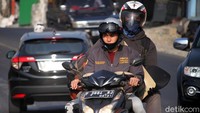 Plat nomor kendaraan dari luar Bandung pun terlihat wara-wiri di jalan tersebut.