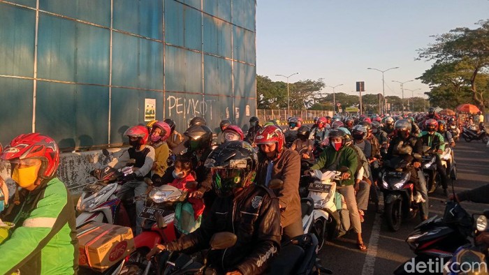 Penampakan Pemotor Padati Jembatan Suramadu untuk Mudik Gerbang Tol Jembatan Suramadu arah dari Surabaya menuju Madura dipadati pemotor yang hendak mudik jelang Idul Adha.