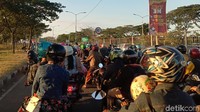 Pantauan detikcom pada sore hari tadi, puluhan ribu kendaraan bermotor antre masuk ke Suramadu menuju Bangkalan Madura. Faiq Azmi/Dok. Detikcom.