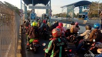 Kepadatan di gerbang pintu masuk Suramadu dari arah Surabaya berdampak antrean panjang. Antrean kendaraan roda dua terjadi hingga 1 KM. Faiq Azmi/Dok. Detikcom.