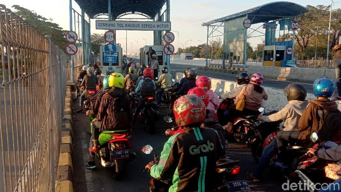 Gerbang Tol Jembatan Suramadu arah dari Surabaya menuju Madura dipadati pemotor yang hendak mudik jelang Idul Adha.